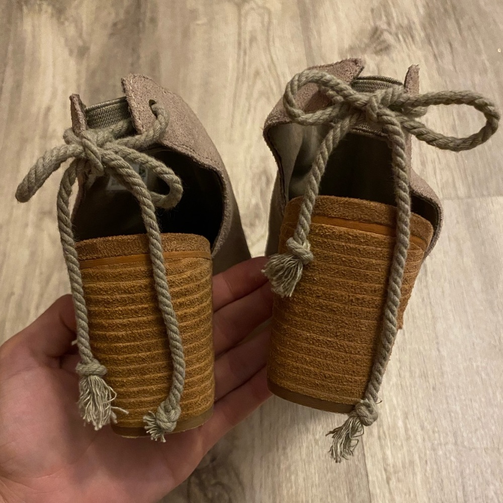 Toms Tan Elba Booties Peep Toe Suede Tassles Taupe Chunky Block Heel Mules | 8 - Picture 4 of 16
